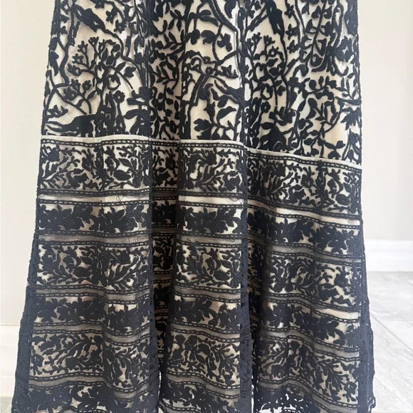 Jovani Black and Cream Lace Maxi Dress - Evening Gown - Size 10 - Picture 13 of 16